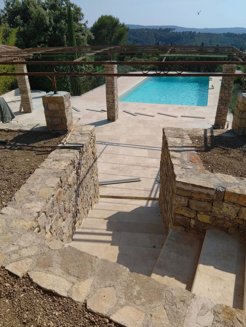 Aménagement d'une terrasse de piscine et d'un pool house à Lorgues – RGTC, photo 1