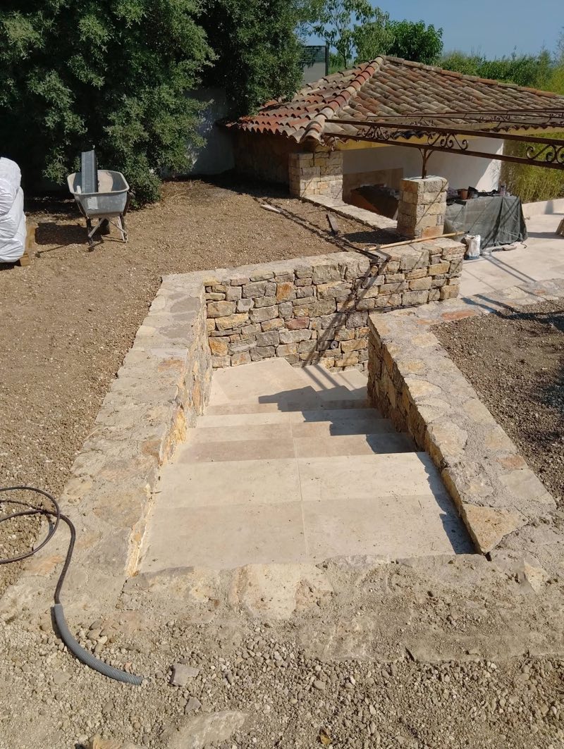 Aménagement d'une terrasse de piscine et d'un pool house à Lorgues – RGTC